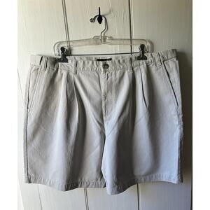 New Eddie Bauer shorts men size 42 tan beige pleated cotton chino